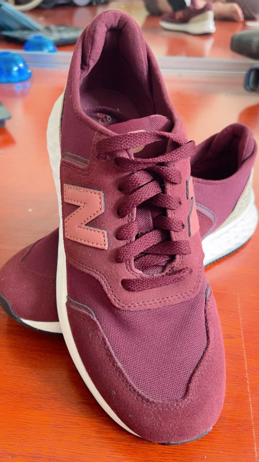 New Balance - Women’s size 8 - (model WZ501BH)