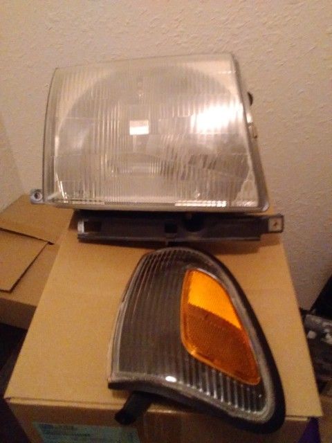 Toyota Tacoma.OEM Headlight/taillights. BREMERTON