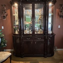 Traditional Dark Wood China Cabinet - Great Condition - Vintage