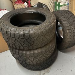 33x11.5r20 Venom Power RT Terra Hunters