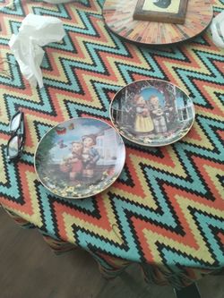 Hummel Plates (Set Of Two) Surprise and Little Musicians