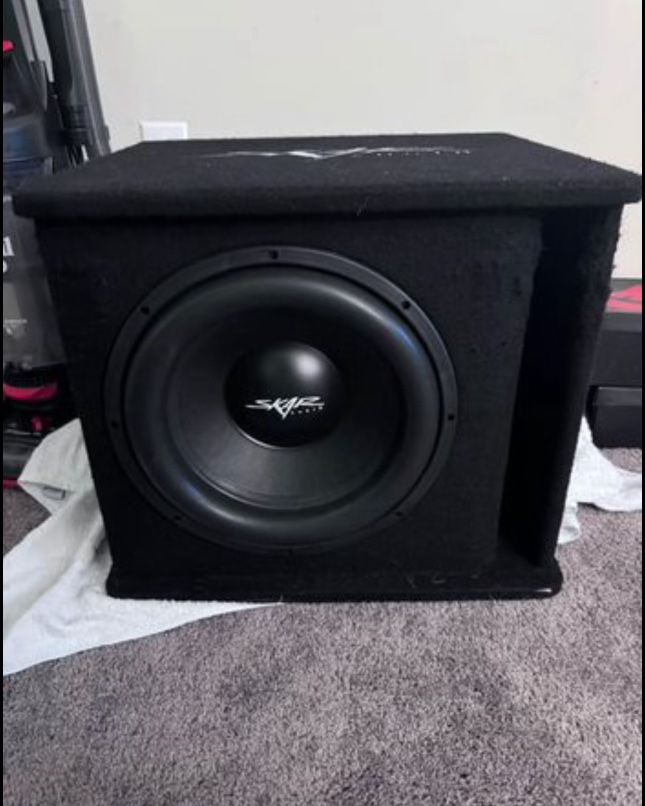 skar Subwoofer 15’ With 800w Amp With Wires Price Is Negotiable 