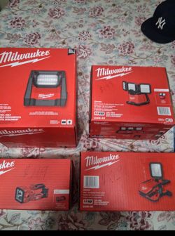 (4) DIFFERENT BATTERIES MILWAUKEE M18Volt