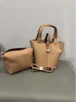 Tan/light brown hand bag