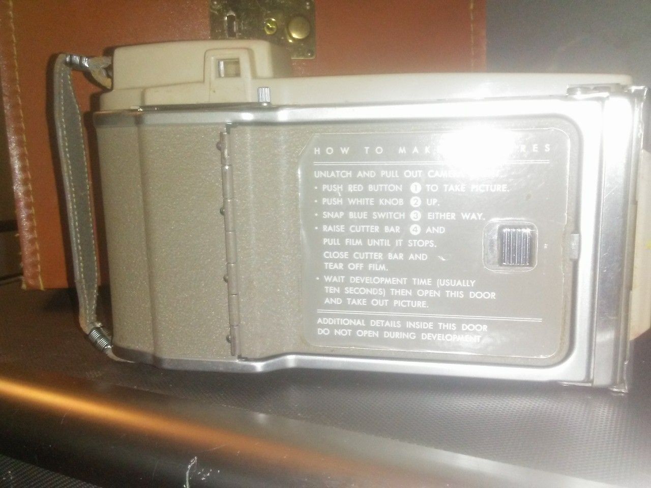 POLAROID J33 LAND CAMERA W/CASE
