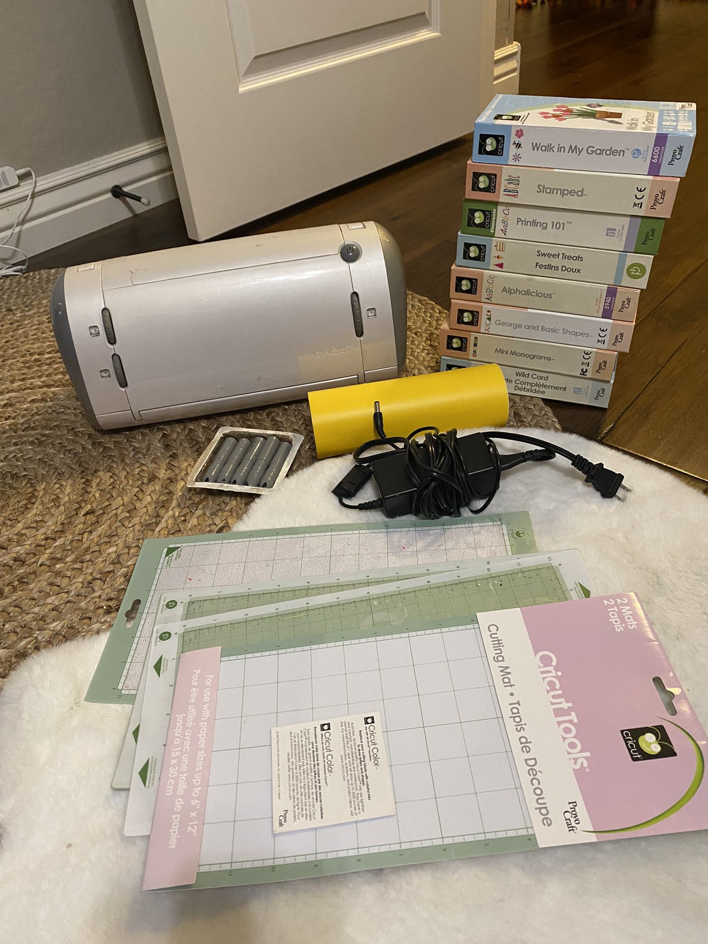 Cricut With Tons Of Cartridges 