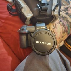 Olympus Camedia E-10 CAMERA ,2 FILTERS AND Bag