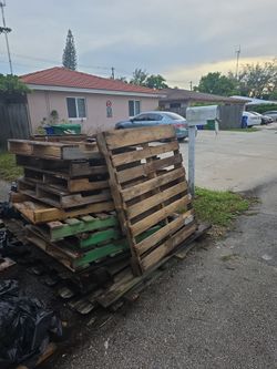 Good pallets for free. Come get it before Tuesday