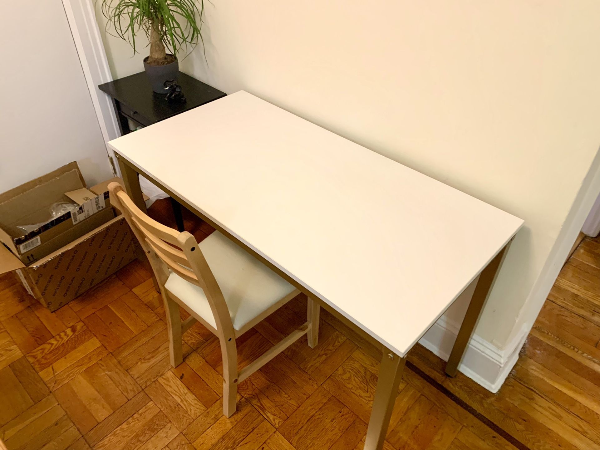 LIKE NEW WORK DESK TABLE
