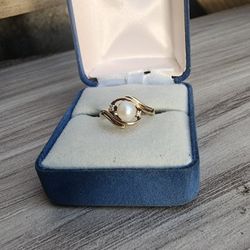 Gold Ring With Pearl And Diamonds 10Kt 