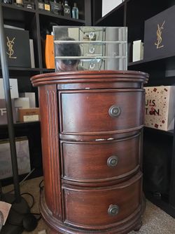 Circular decorative table