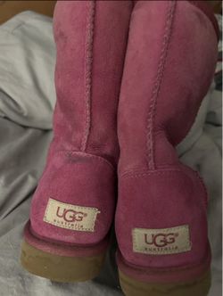 UGG Australia Pink Classic Short Boots – Women’s Size 7