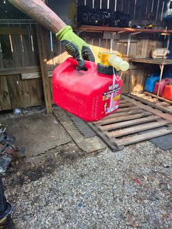 No spill 1.25 gallon gas can  new