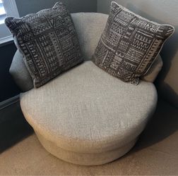 Swivel accent chair