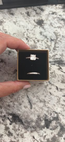 Moissanite 2 carat ring silver plated size 8
