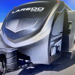 2020 LAREDO 330RL