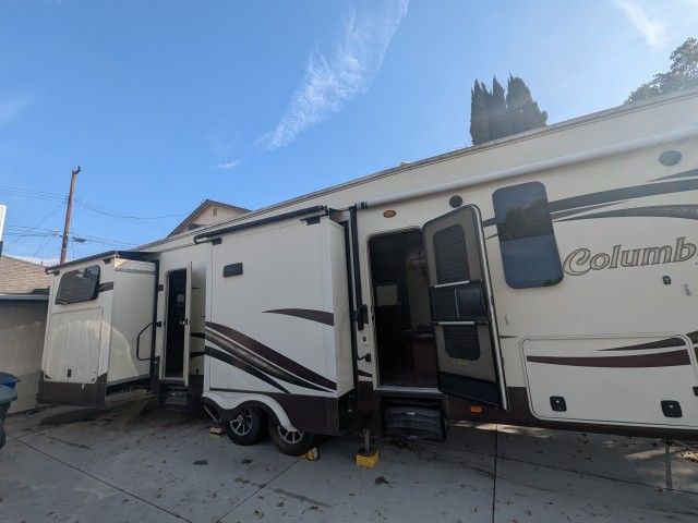 Fifth Wheel Columbus 5 Slides/2 Bathroom/Washer/Dryer