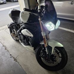For Sale: 2011 Triumph Speed Triple 1050 $4150OBO
