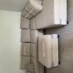 Sectional With Ottoman Reversible /// Financing Available 