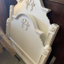 ☘️TWIN SIZE BEDROOM  SET: DRESSER , TWIN BED FRAME☘️