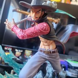 Dracule Mihawk Statue