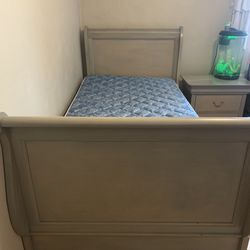 Broyhill  Twin Bedroom Set 