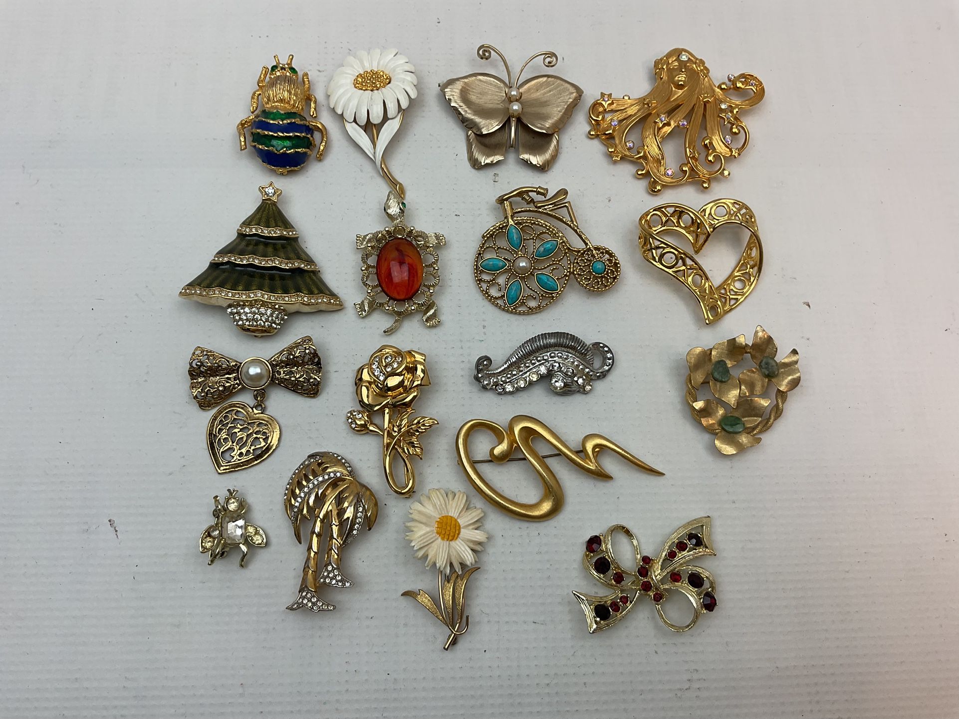 17 Vintage Brooches Pendants Costume Jewelry Some Designer Marked