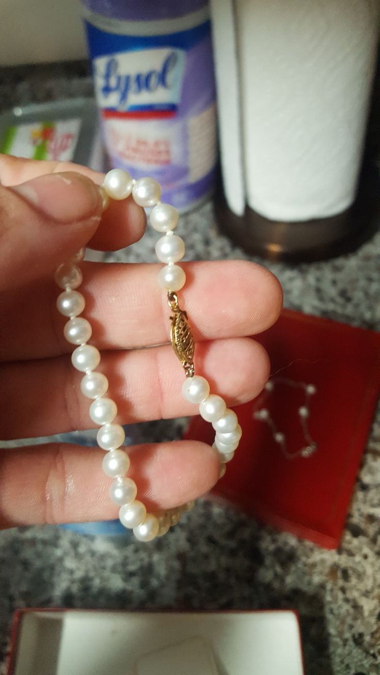 Pearl strand with string
