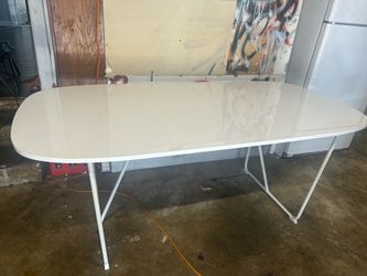 Sturdy conference table