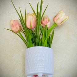 5 TULIPS 🌷 IN A CERAMIC POT. APPROXIMATELY  HIGHT: 9". LIKE NEW!