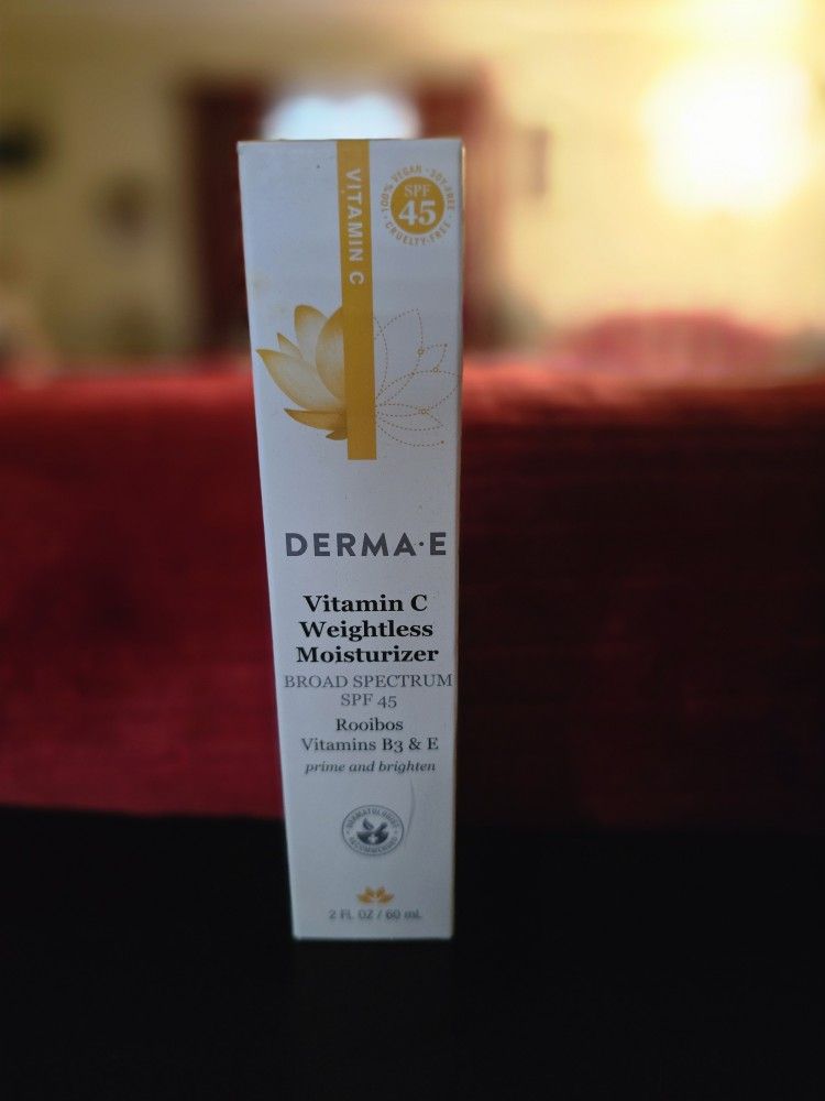 DERMA E

Vitamin C Weightless Moisturizer

BROAD SPECTRUM

SPF 45

Rooibos

Vitamins B3 & E

prime and brighten