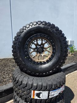 17" LOCK Commando w/ 35" Falken Wildpeak MT tires