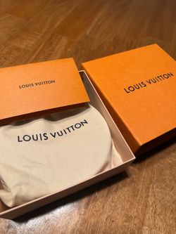 LV men belt size 38-40 (Authentic )