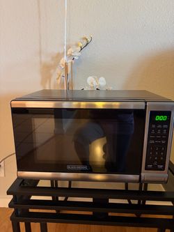 Compact Black+Decker microwave oven  0.7 cubic foot