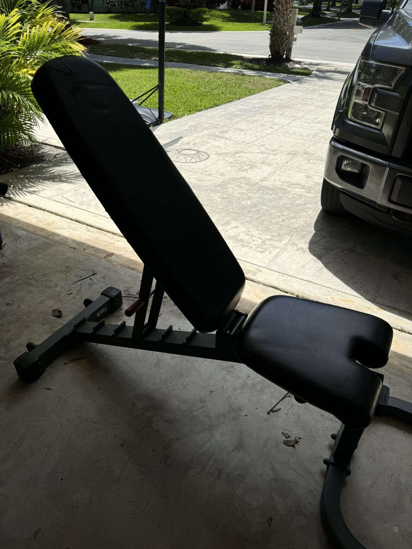 Adjustable Weight Bench 