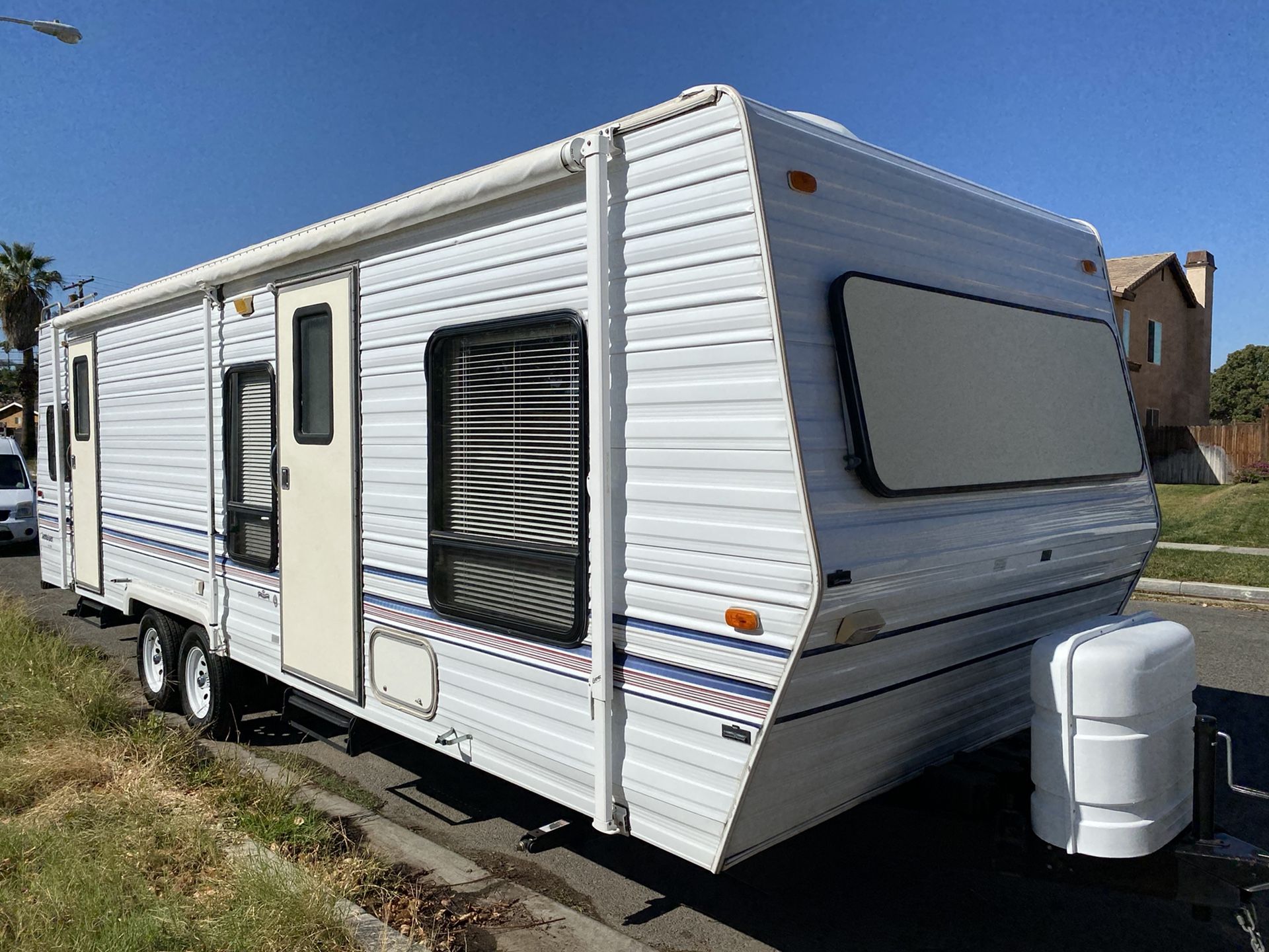 28FT 1996 Sandpiper Travel Trailer VERY CLEAN! for Sale in Riverside