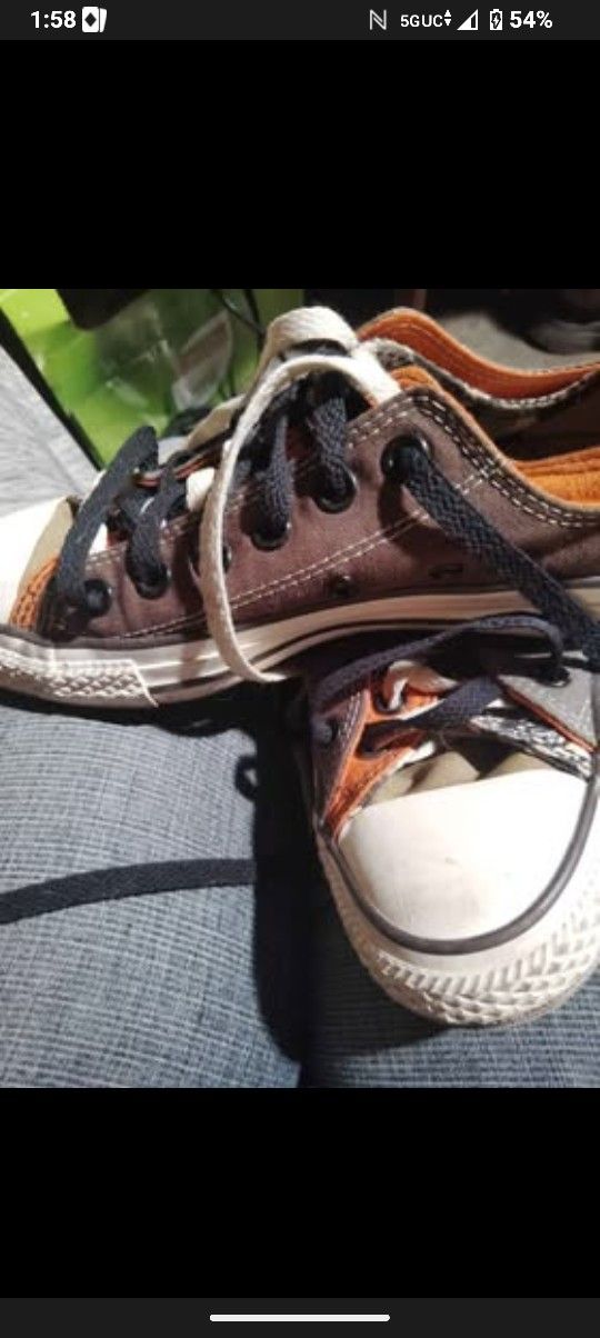Converse shoes 5 1/2 men 7 1/2 women size like new barely worn