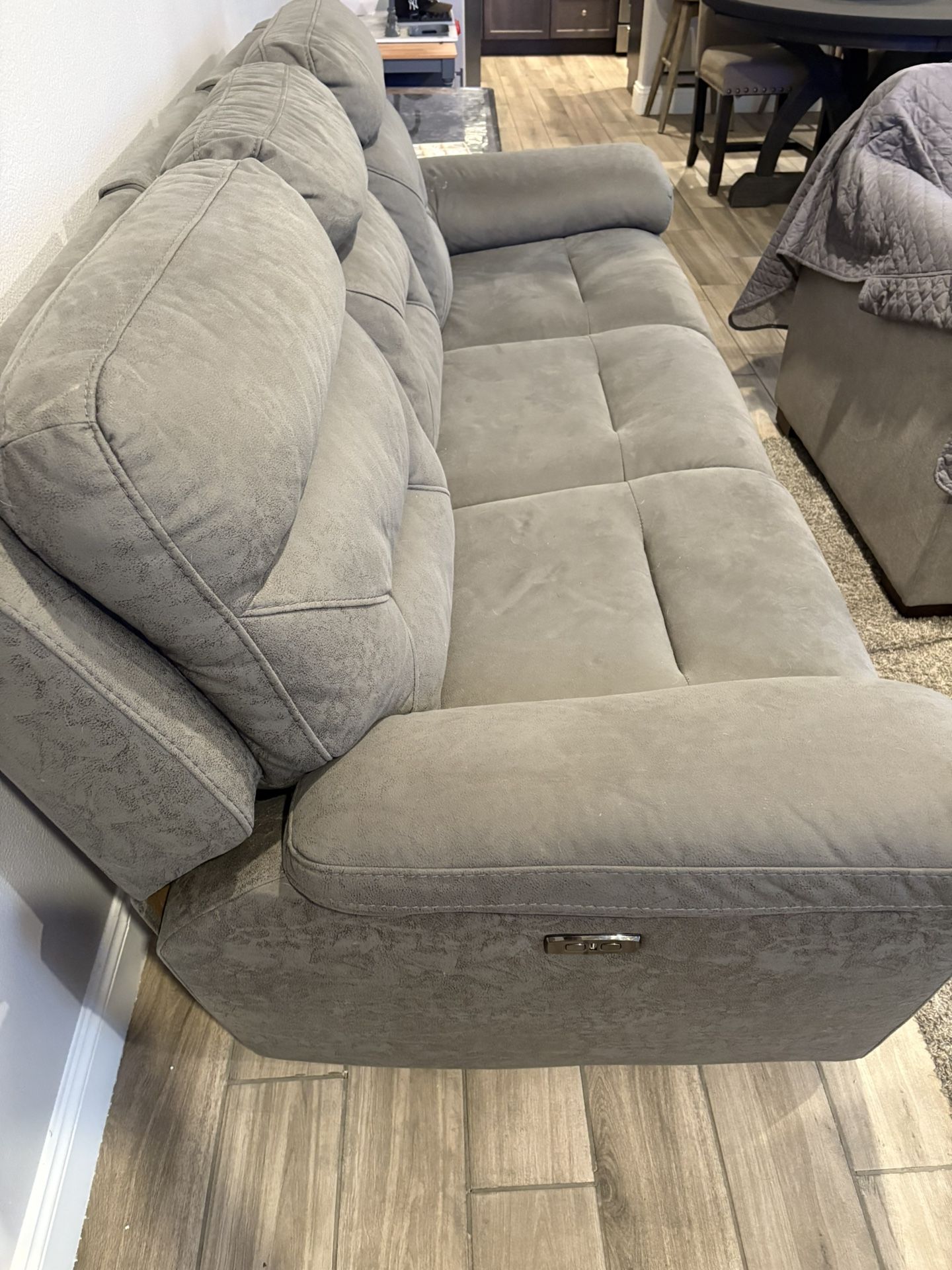 Sofa With Automatic Reclining Ends. Plus USB Ports