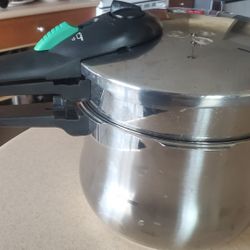 3 Piece. Stainless Steel Pressure Cooker Set  Deltona 