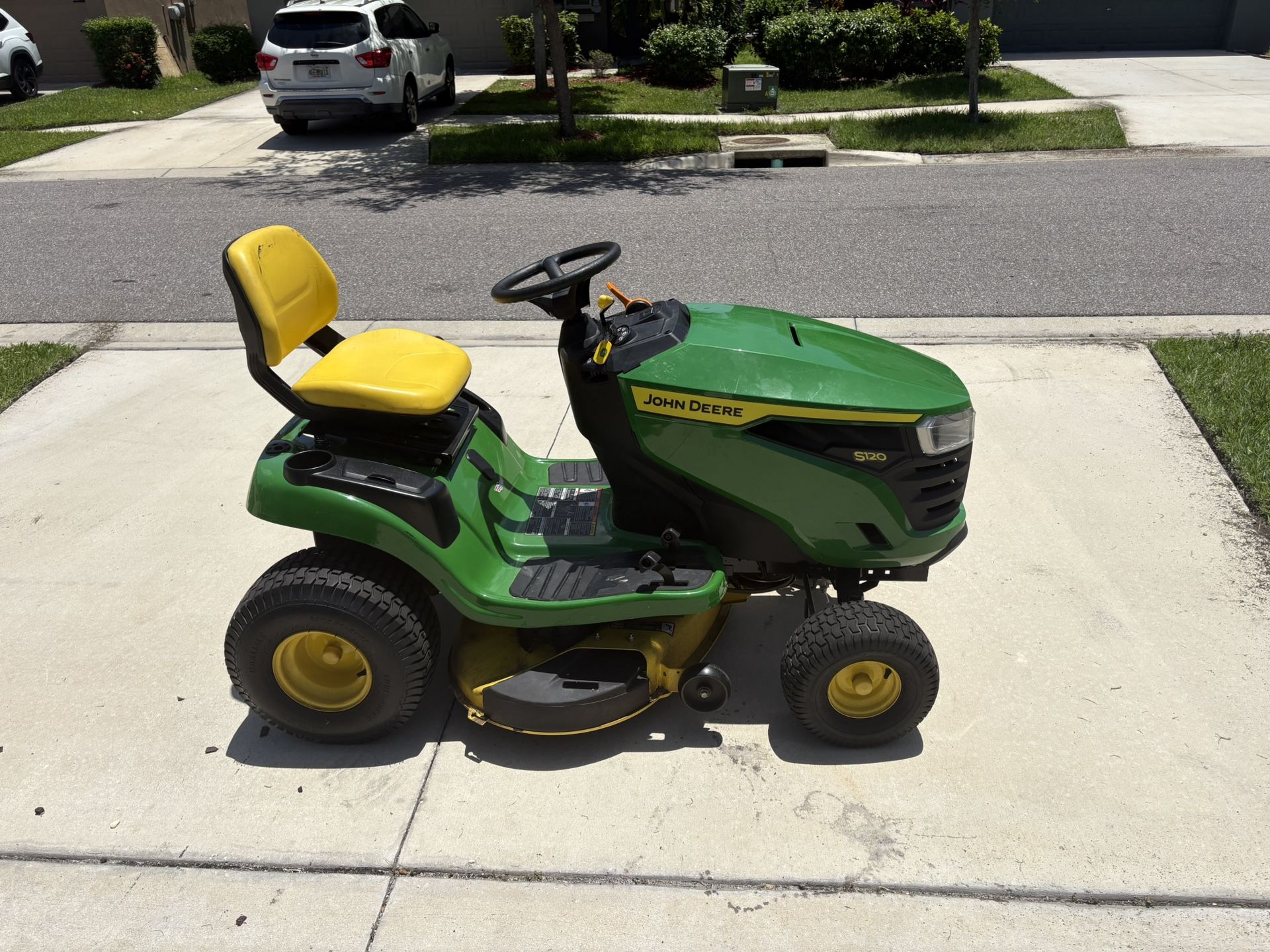 John Deere S120 Lawn Tractor
