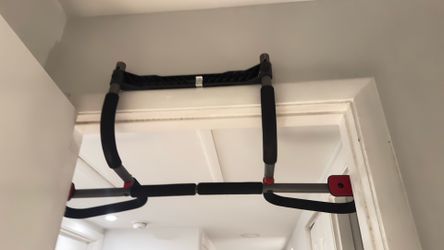 Pull / chin up bar
