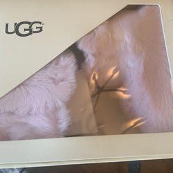 UGG Slippers 4/5 ( New) Pink Child’s