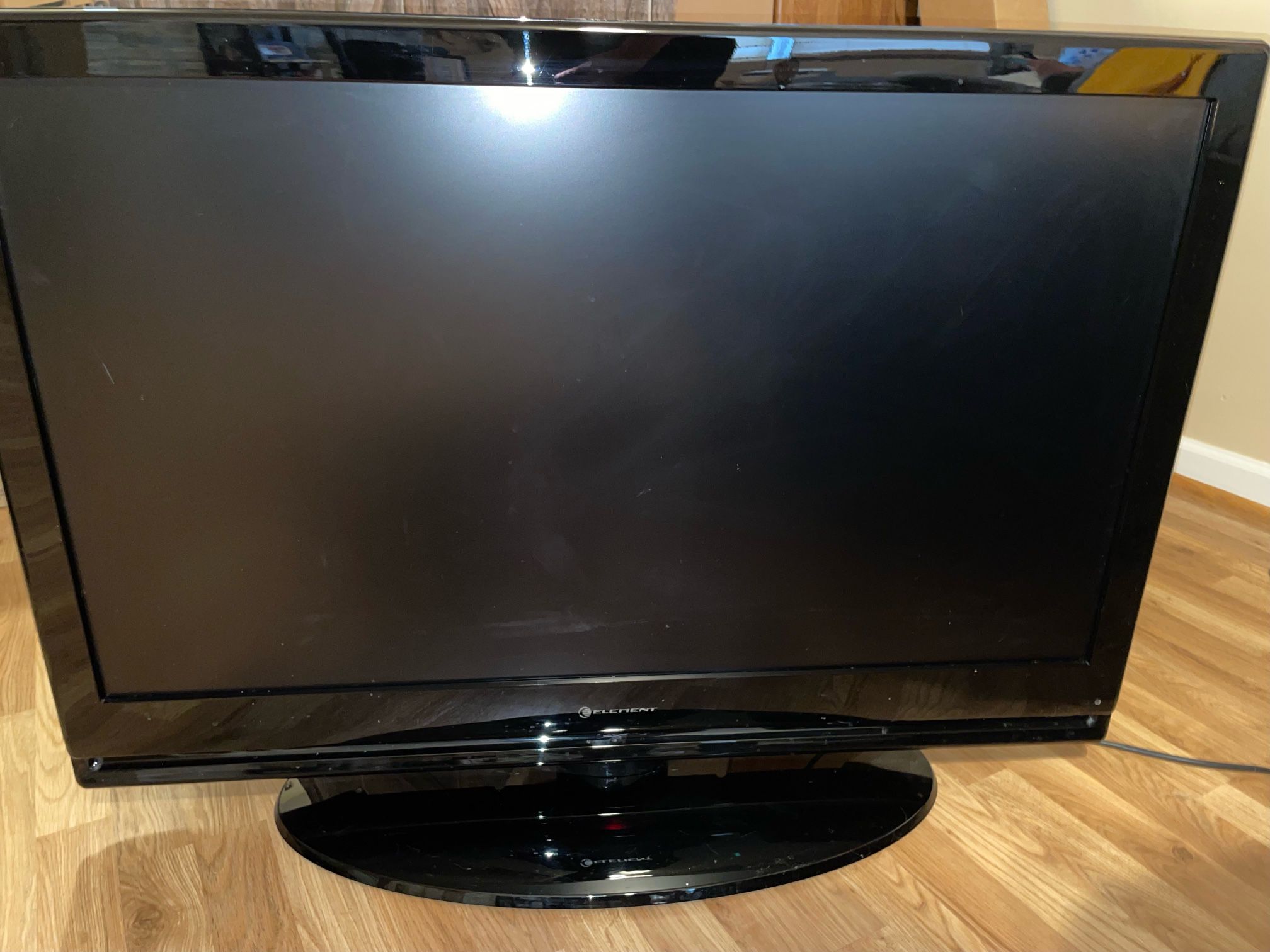 40 inch Flat screen TV with Brand New Mount 
