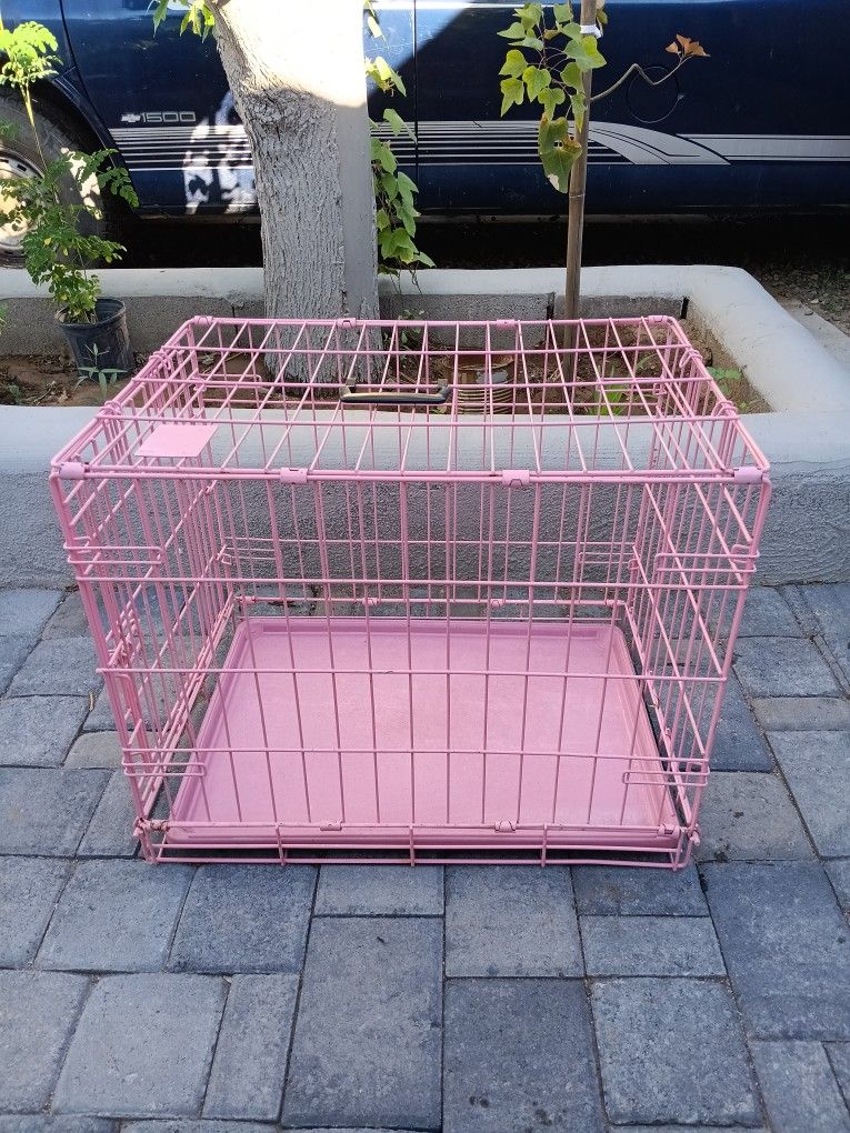 Dog Cage In dog kennel In Very Good Condition Pink color