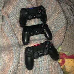 Ps4 Controllers 25 For Each Of The Top And 30 For The Bottom 10/10 Conditon