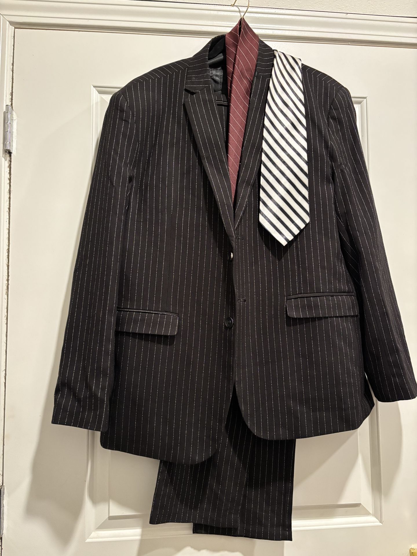 Black Pinstripe Men Suit Size 40