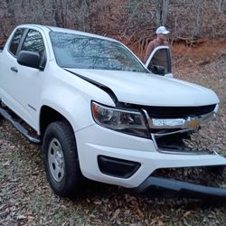 2015 Chevy Colorado    Wrecked 