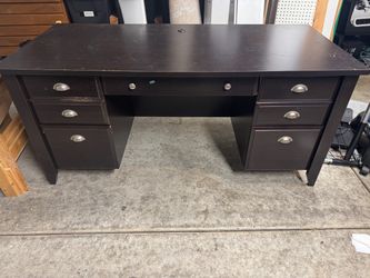 Free desk.  Must pick up