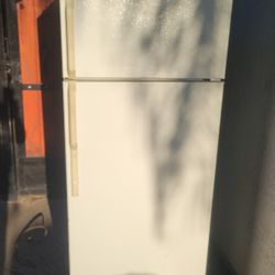 HOTPOINT REFRIGERATOR WORKS GREAT CAN DELIVER 