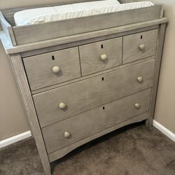 MOVING Delta 4 In 1 Crib and Changing Table/Dresser Set
